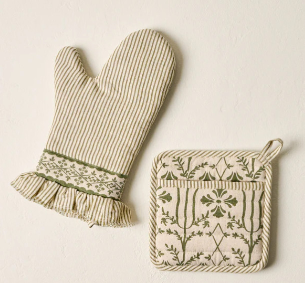 Kinda need this oven mit set too!  

 #LTKSeasonal #LTKHome #LTKSaleAlert