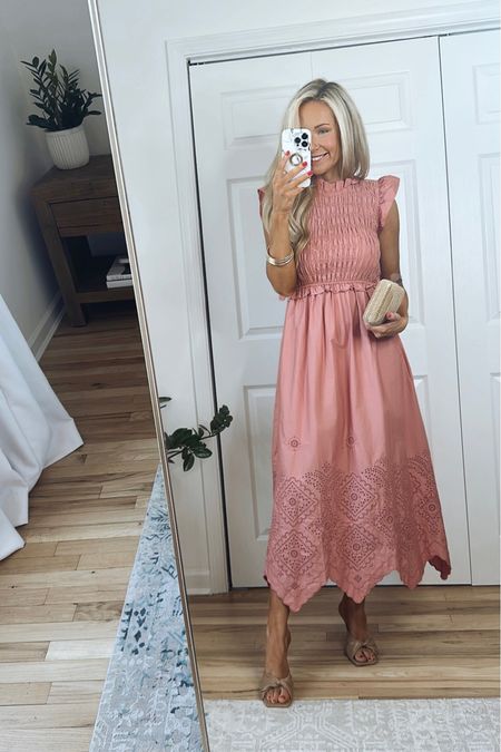 How stunning is this pink spring dress?! It also has a pretty cut out in the back!🥰 Sizing info:
-Dress runs TTS, wearing a size small