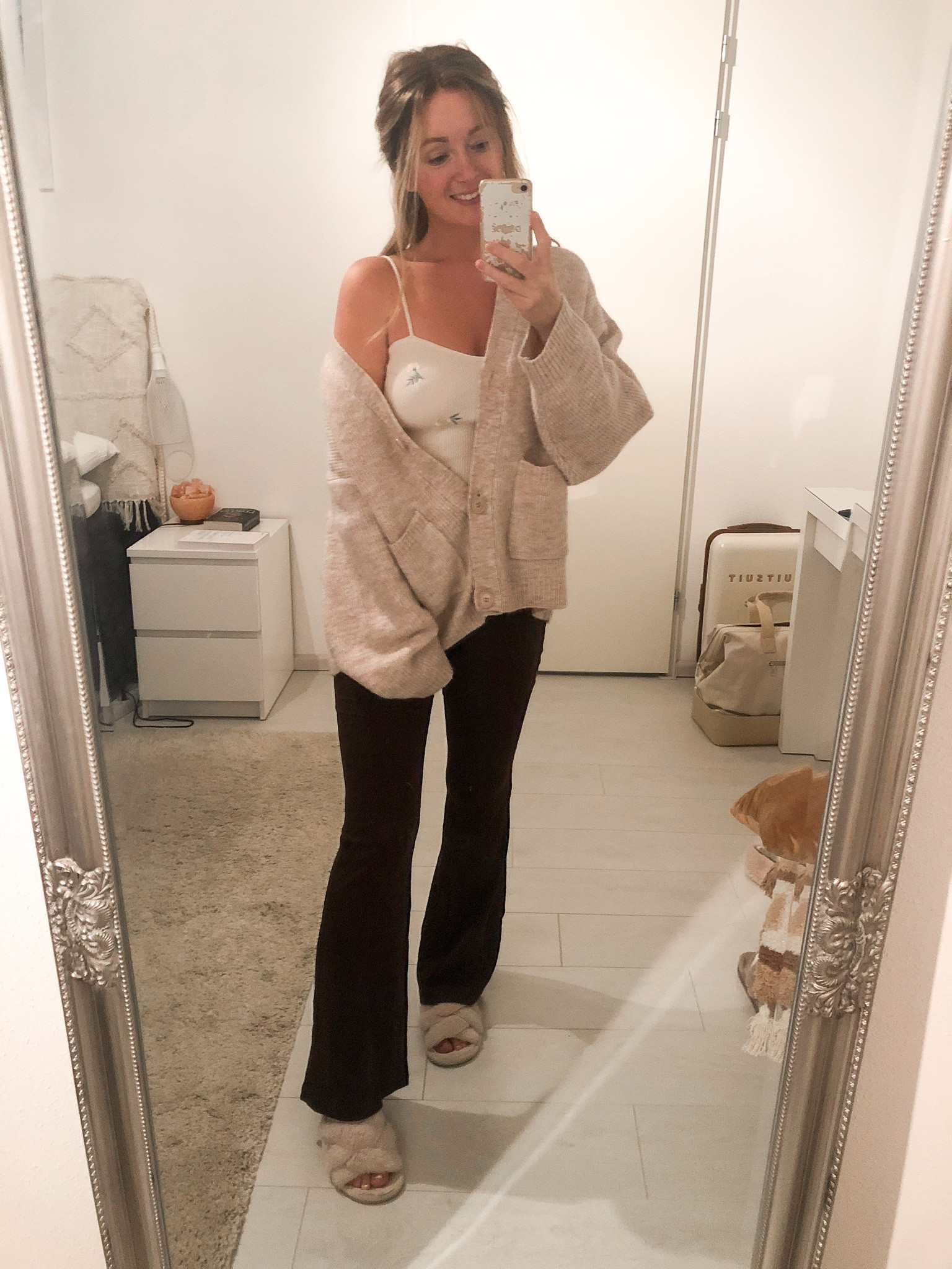 Knusse outfit voor thuis

#LTKnederland

Oversized cardigan, gebreide top, strap top, bruine flared legging, flared broek, fluffy sloffen, beige, chill outfit, h&m, hm, herfst, najaar, nederland, nederlands


