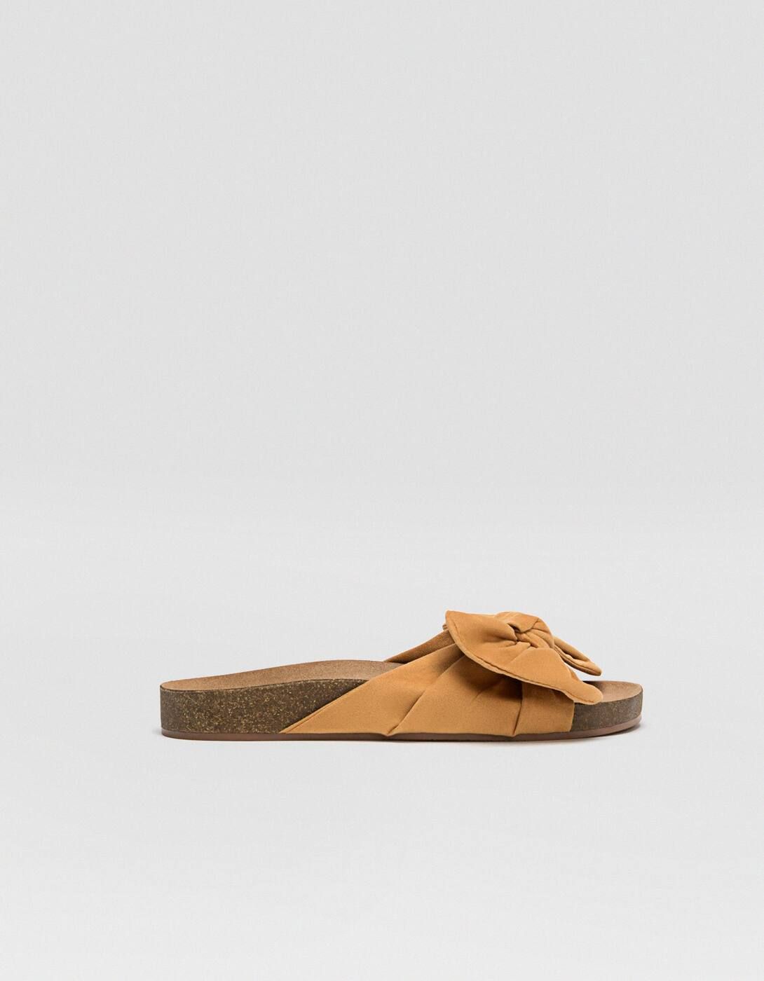Sandals with mustard yellow bow | Stradivarius (UK)