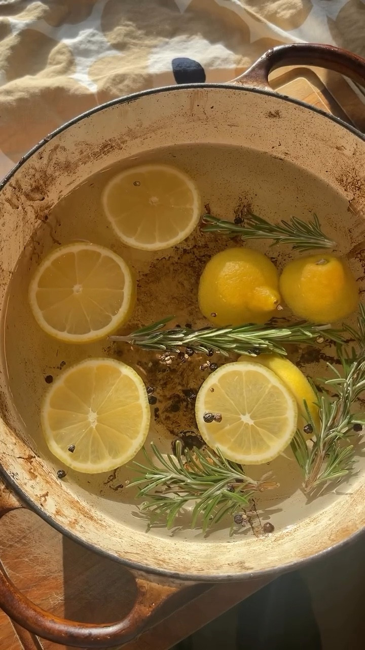 The Simmer pot to bring a crisp fall morning into your home- perfect for Thanksgiving around the corner 🍋

1 cut up lemon 
3 spring sprigs of rosemary
A sprinkle of whole peppercorns 
A splash of vanilla 

Add to a pot of water and simmer!

#wellness #home #thanksgiving #simmerpot #nontox