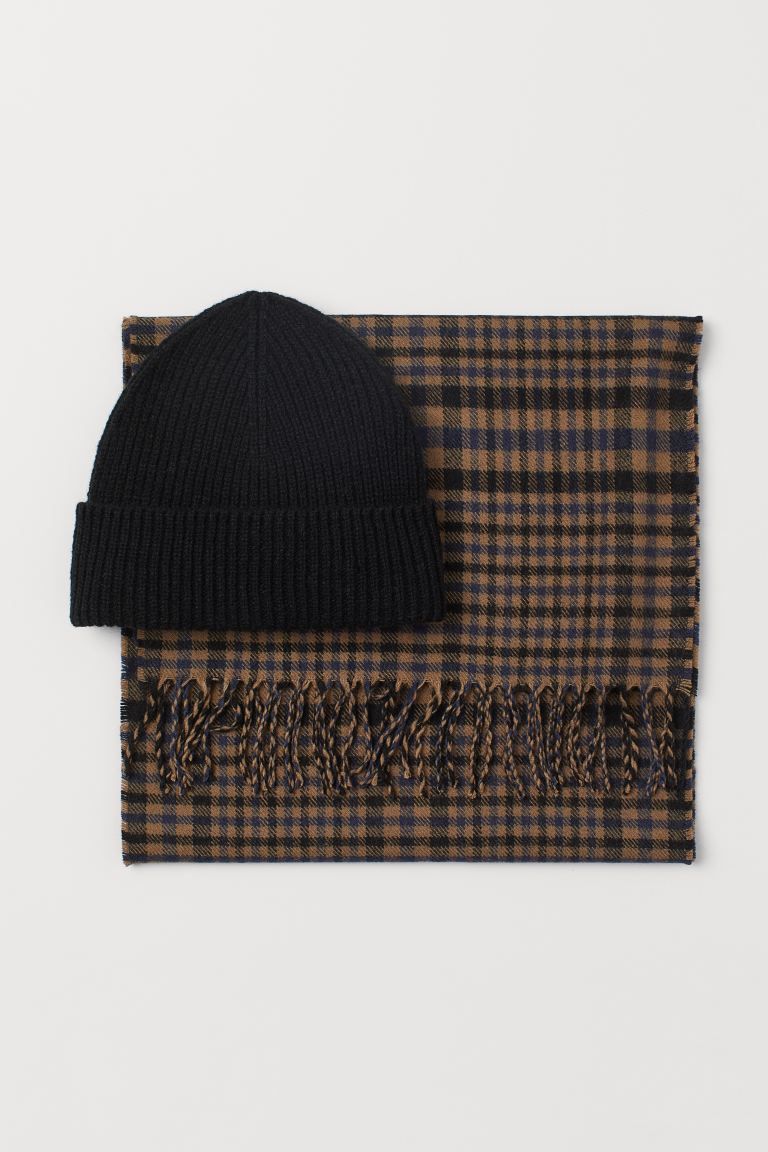 Hat and scarf | H&M (UK, MY, IN, SG, PH, TW, HK)