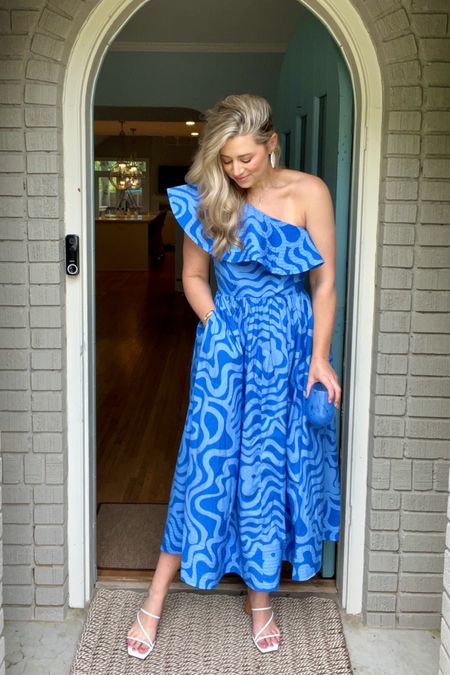 A moment for this blue babe! I can’t remember the last time I wore a one-shoulder, and I’m LOVING it! The pop of color, the pattern, the POCKETS💙 Wearing size small for reference. #summerdresses #dress #datenight 