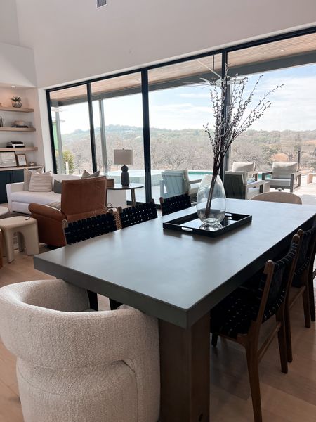 Modern home
Dining room
Dining table