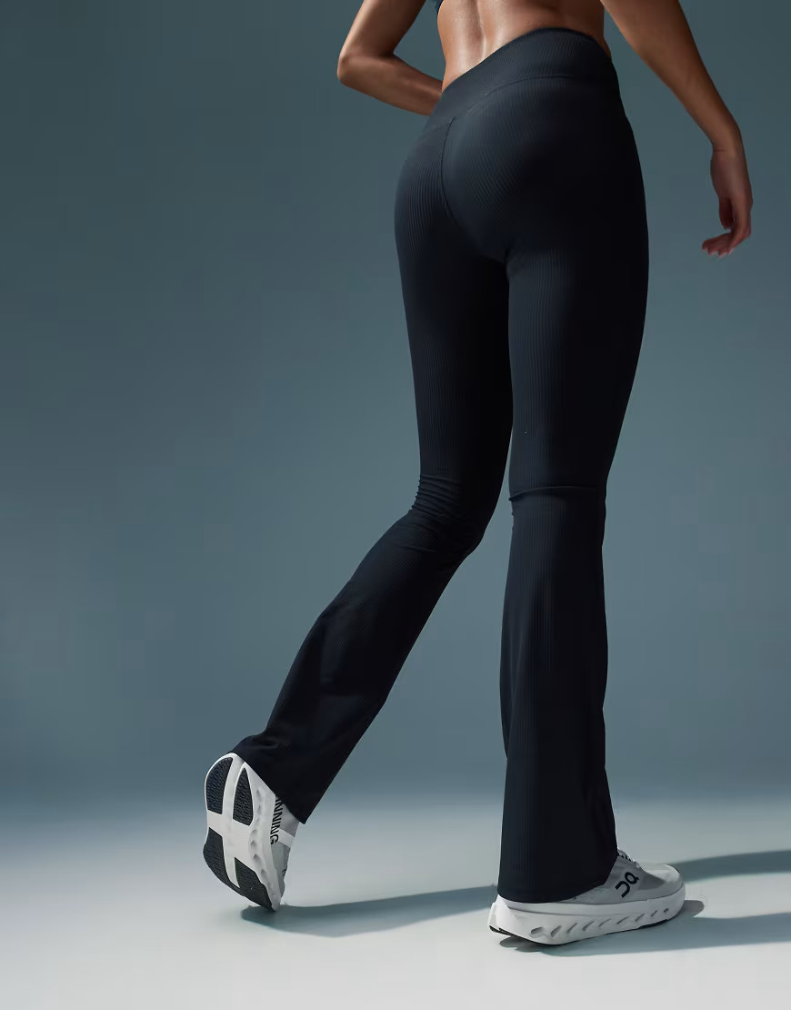4505 - Zachte smalle geribbelde kickflare yogalegging in zwart | ASOS (Global)