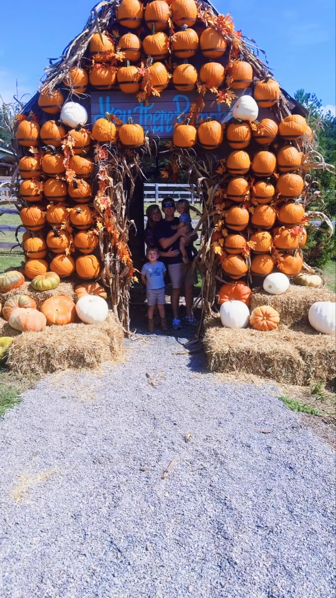 A slow saturday spent at @cherrymtfarmandgeneralstore is the best kind of day!!! 🥰🏬🍦🎃🚜🍂🌾🍁