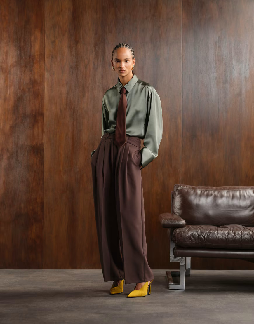 ASOS DESIGN – Elegante Hose in Schokobraun mit tiefem, asymmetrischem Bund und weitem Bein-Brown | ASOS (Global)