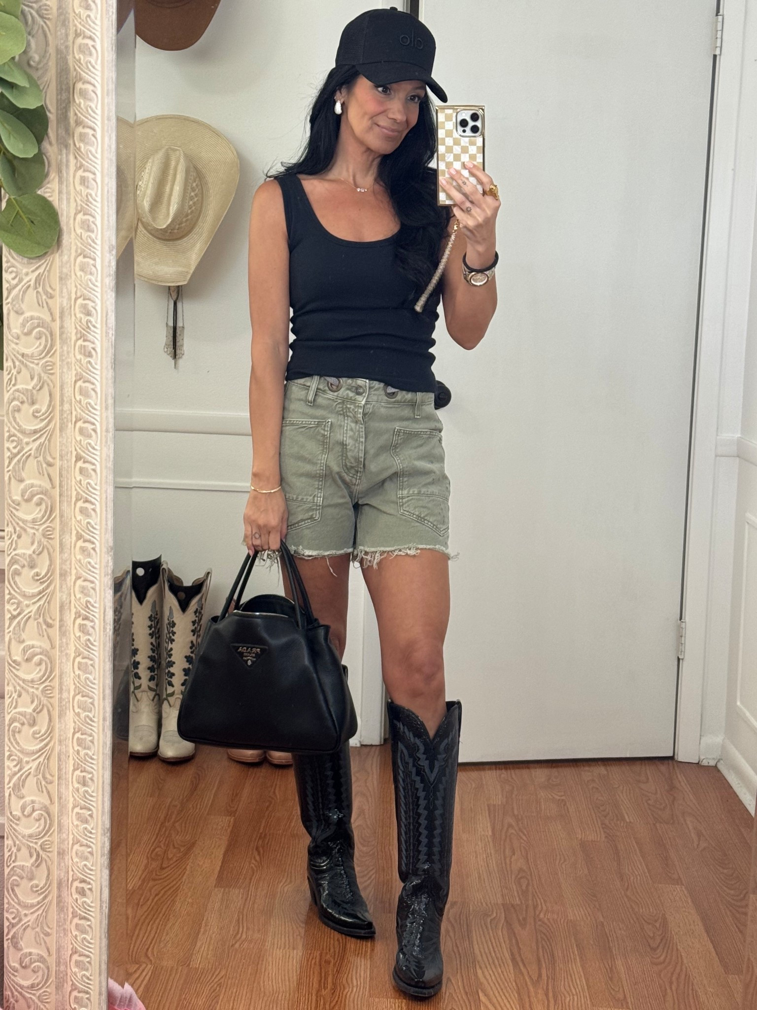 Spring date night
Edgy
Black boots
Black tank
Hat style 