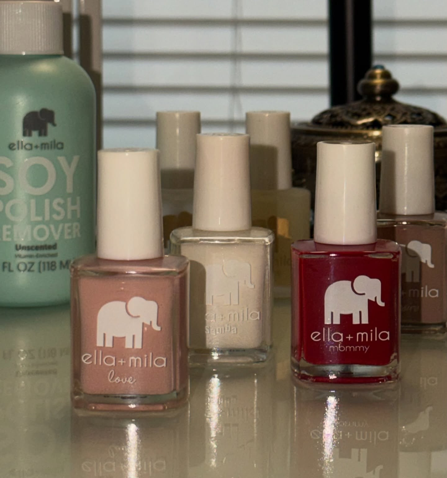 I have NO time to go to the nail salon, so this is part of my routine and also a little time to invest in self care while baby sleeps. 
@ellamila has me SET!!! You know I love me a good nude. They have many colors available at @cvspharmacy right now. Perfect for gifting this Holiday as well. 😍

I’ll leave everything linked in my LTK. 😌 

#ellamilaholiday #liketkit #ad

#LTKselfcare #LTKGiftGuide #LTKBeauty