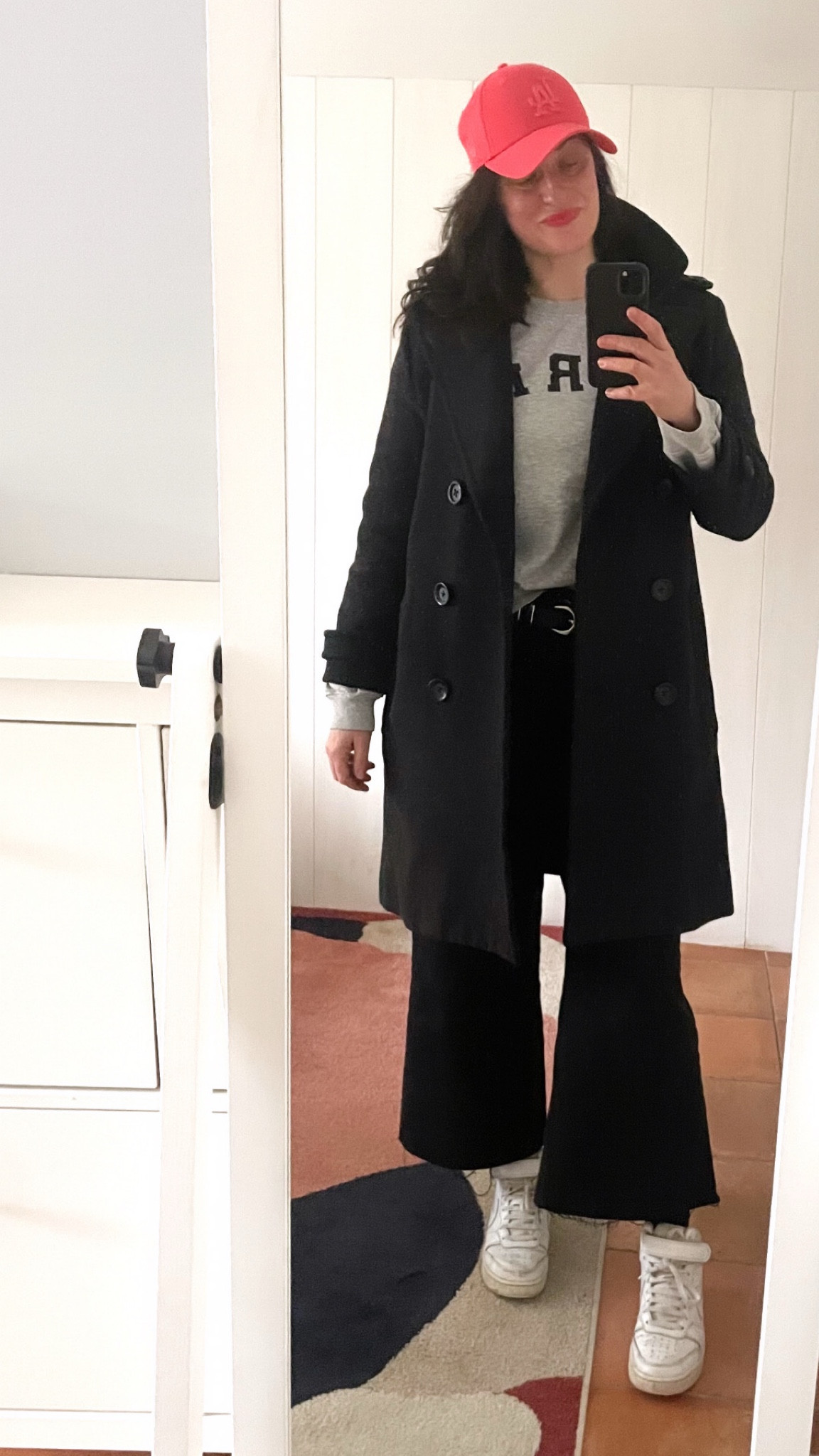 . Charcoal peacoat #emersonfry (linked)
. Gray "Paris" sweat-shirt #hm (linked)
. Black "Catherin" culotte jeans #mango (linked)
. Western black leather man belt #zaraman (similar, linked)
. "Defiant coral" lipstick #esteelauder (linked)
. White sneakers #Nike (linked)
. Neon coral baseball cap #newera (linked)

#LTKfrance #LTKmidsize #LTKwinter