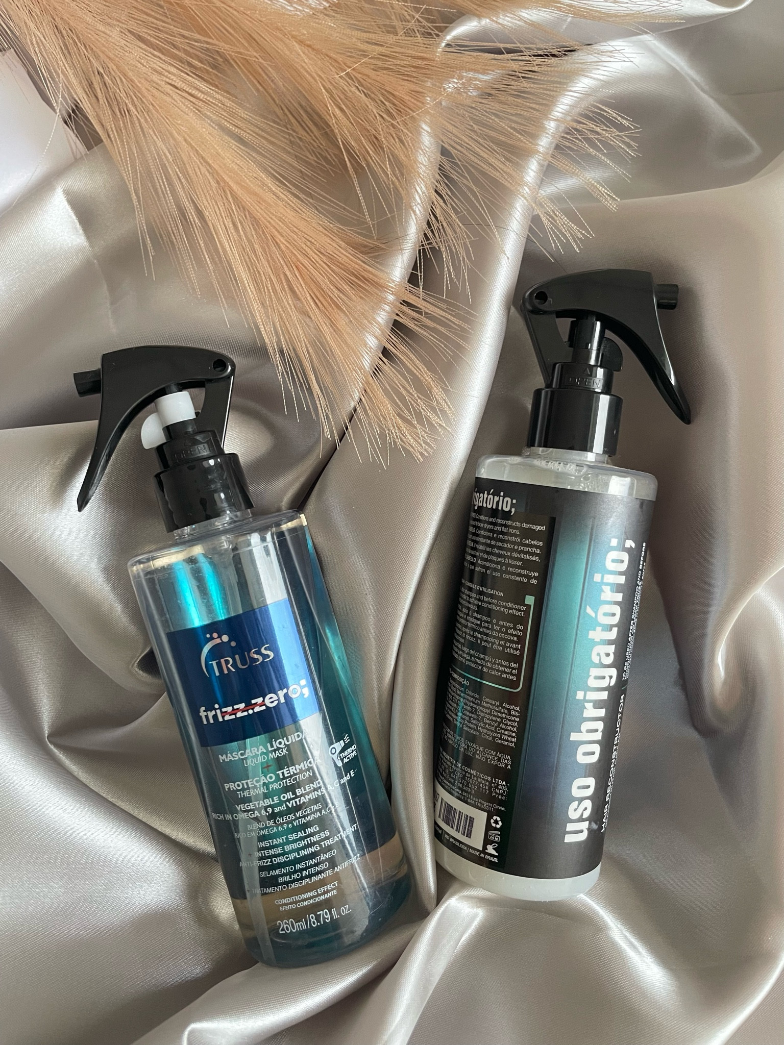 Diferença entre o Frizz Zero e Uso Obrigatório ✨

Frizz Zero
É um tratamento condicionante, ou seja, sela a cutícula, suaviza ela, e com isso temos um cabelo menos frisado e com mais brilho! 

Uso Obrigatório 
É um tratamento reconstrutor, ou seja, ele faz rebalanceamento da fibra, dando mais força e resistência. Ele ajuda a reparar os danos após processos químicos. 

Ambos podem ser usados no banho ou como leave-in, inclusive os dois têm proteção térmica. 

O Frizz Zero no banho serve de máscara líquida após o shampoo e é perfeito! Meu cabelo chega aquecer de tão molinho que fica. Sinto um cabelo super macio ao toque depois de seco. 

O Uso Obrigatório no banho é usado depois do shampoo e antes da máscara. É borrifar ele e já perceber a facilidade com que o cabelo se desembaraça. Depois de seco, o meu cabelo fica super soltinho, sinto ele mais encorpado (mas não no sentido de volume) e também com mais movimento. 




#LTKbrasil #LTKbeauty #LTKFind