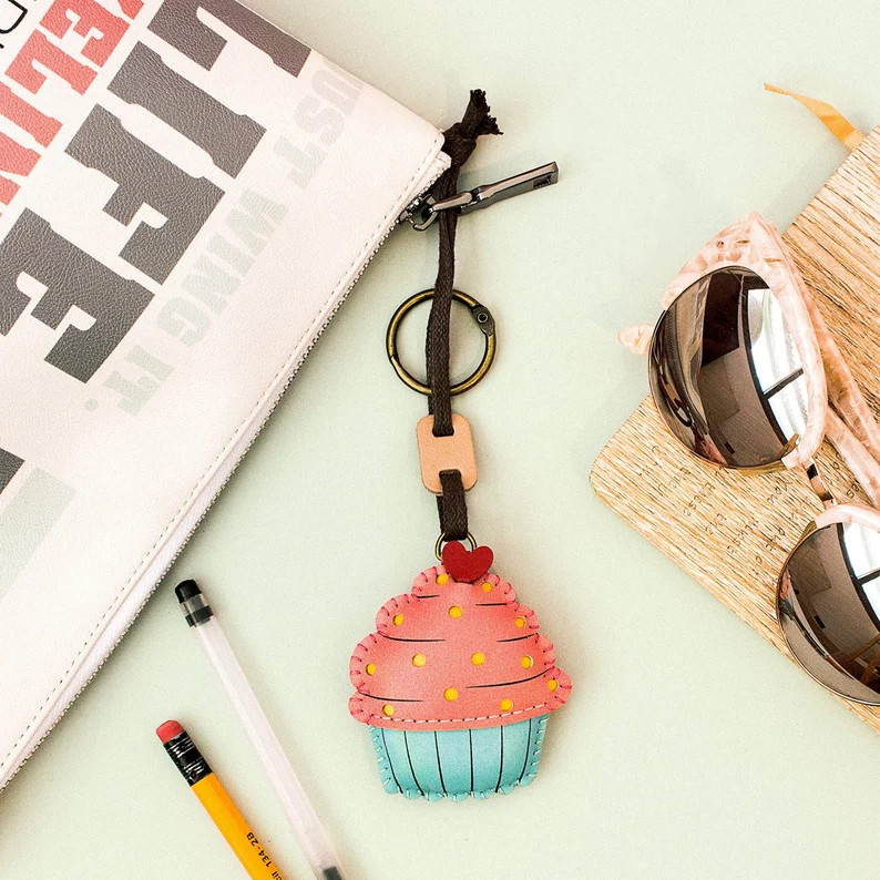 Erdbeer Cupcake Taschenanhänger, schöner Schlüsselanhänger, Taschenanhänger, Geschenk, Gebä... | Etsy (US)