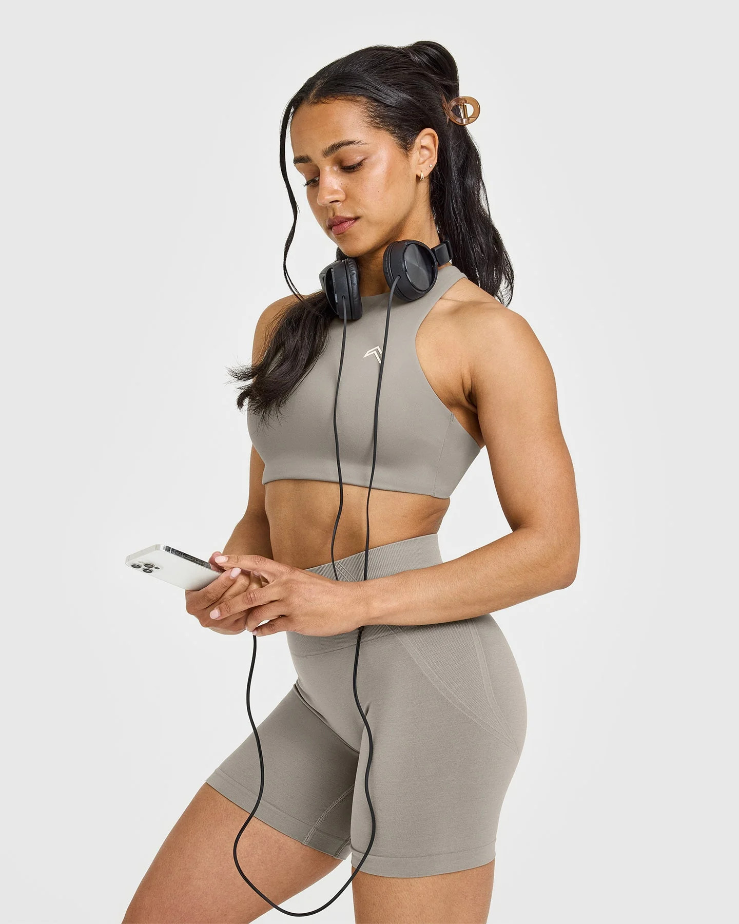 EasyLift\u2122 High Neck Sports Bra with White Logo
Warm Sand | Oner Active (UK / US)