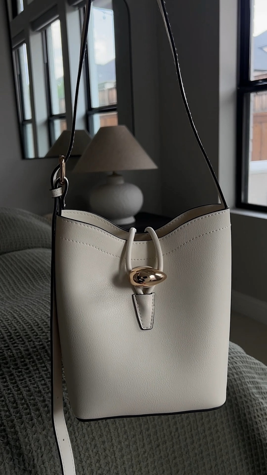 Mini bucket purse from H&M!! 👜

#LTKStyleTip #LTKItBag #LTKFindsUnder50