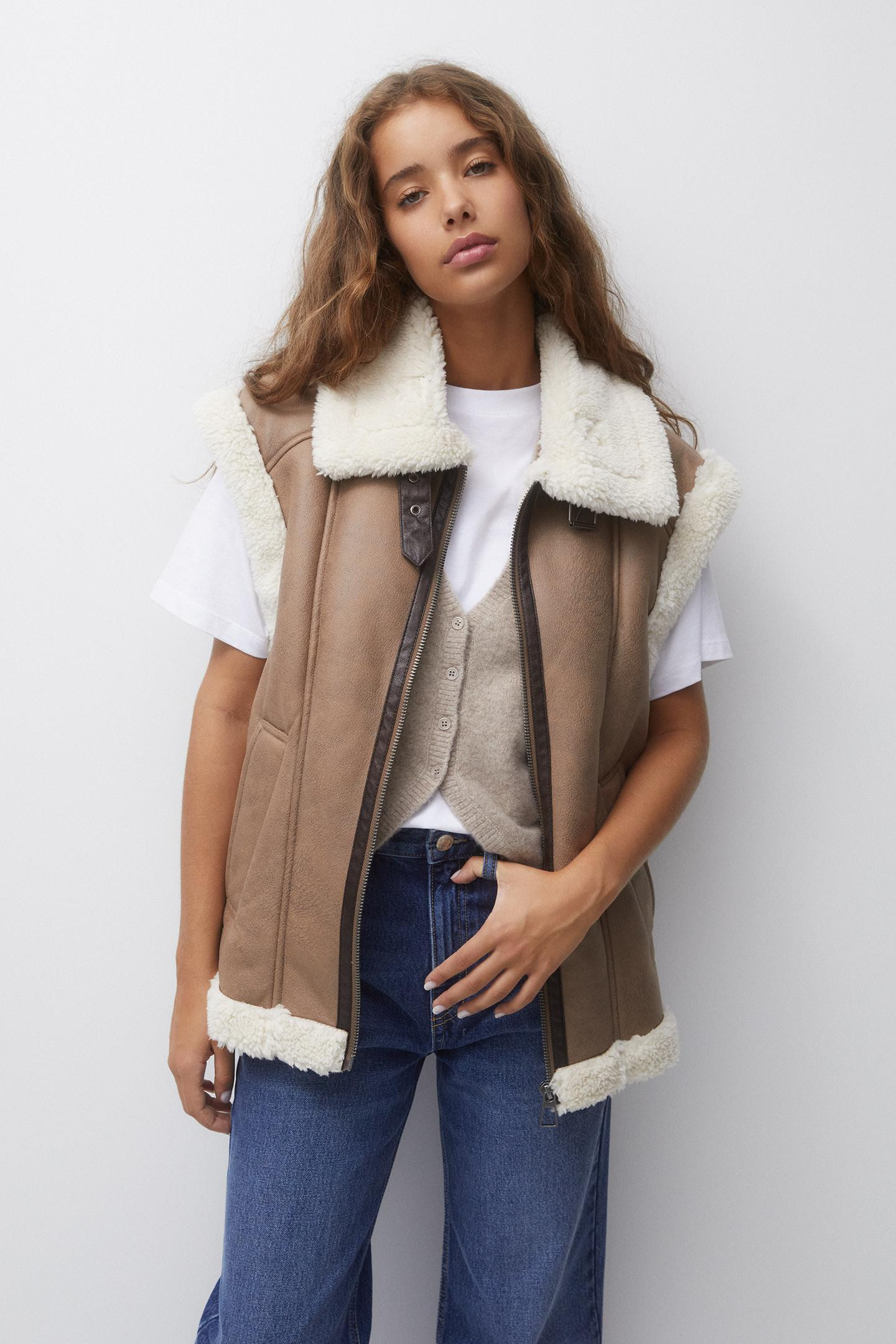 Double-faced waistcoat with faux shearling | PULL and BEAR UK