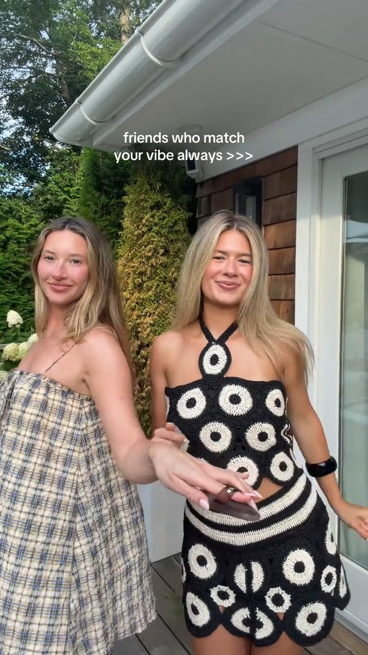 friends who always match your vibe >>> 

 
