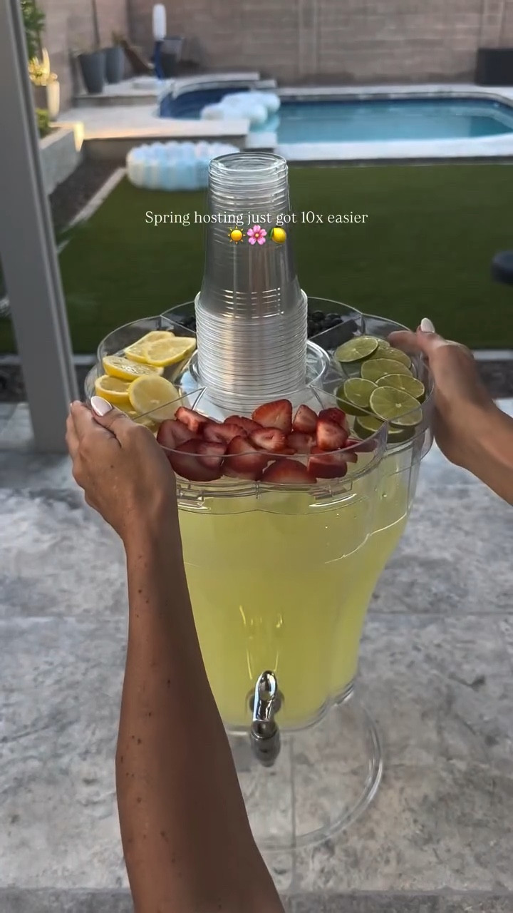 Stop refilling drinks all afternoon! 🍋 Make one big batch drink (lemonade, iced tea, Margarita,…) in the large dispenser. Then, stack cups and garnishes on top, and let guests serve themselves.

✨Comment DRINK & follow @laurensazhome for the links to be sent to your DMs. 

#springhosting #entertainingathome #hostesshack #brunchideas #hostesslife