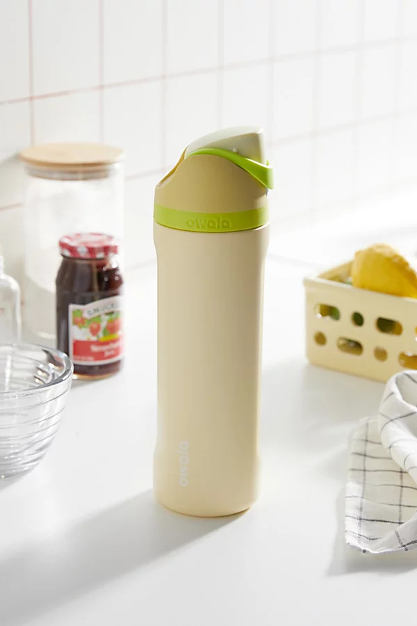 Owala UO Exclusive FreeSip 24 oz Water Bottle in Limoncello at Urban Outfitters | Urban Outfitters (US and RoW)