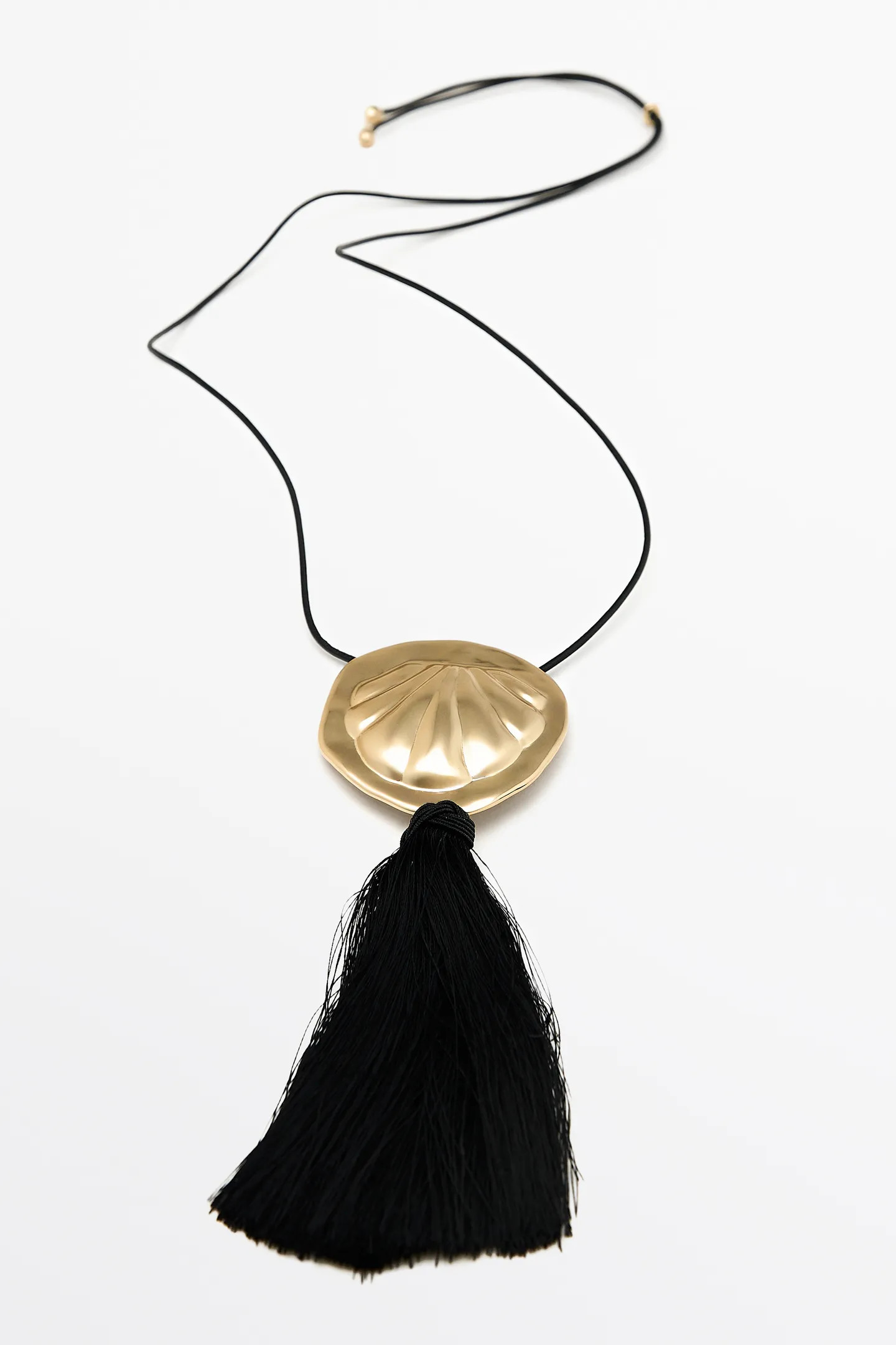 Halskette mit Muschel-Anh\u00e4nger und Quaste | Massimo Dutti DE