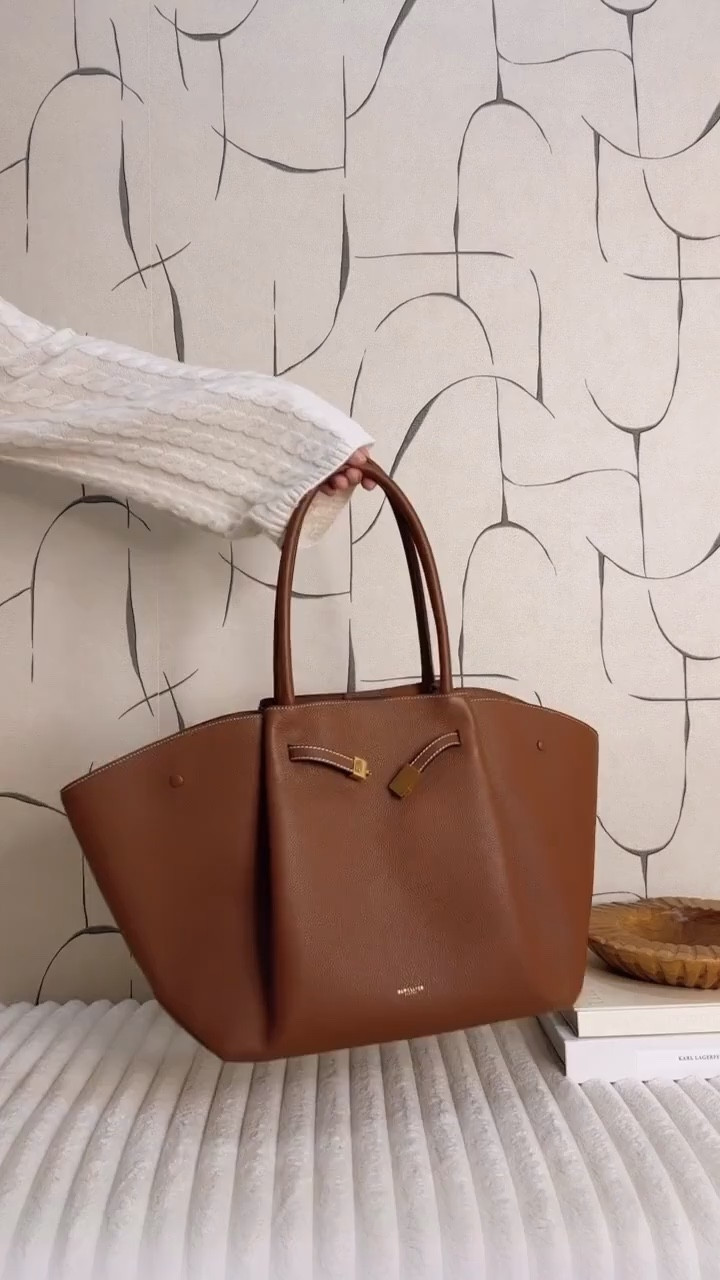  Chic work bags🤎

#LTKootd #LTKTravel #LTKWorkwear