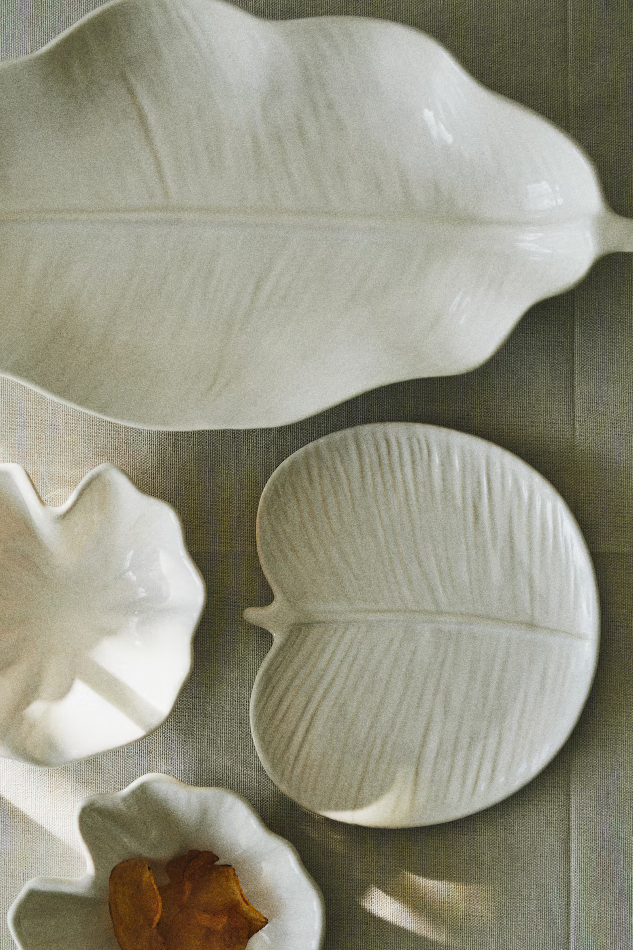 Small Stoneware Serving Plate | H&M (US + CA)