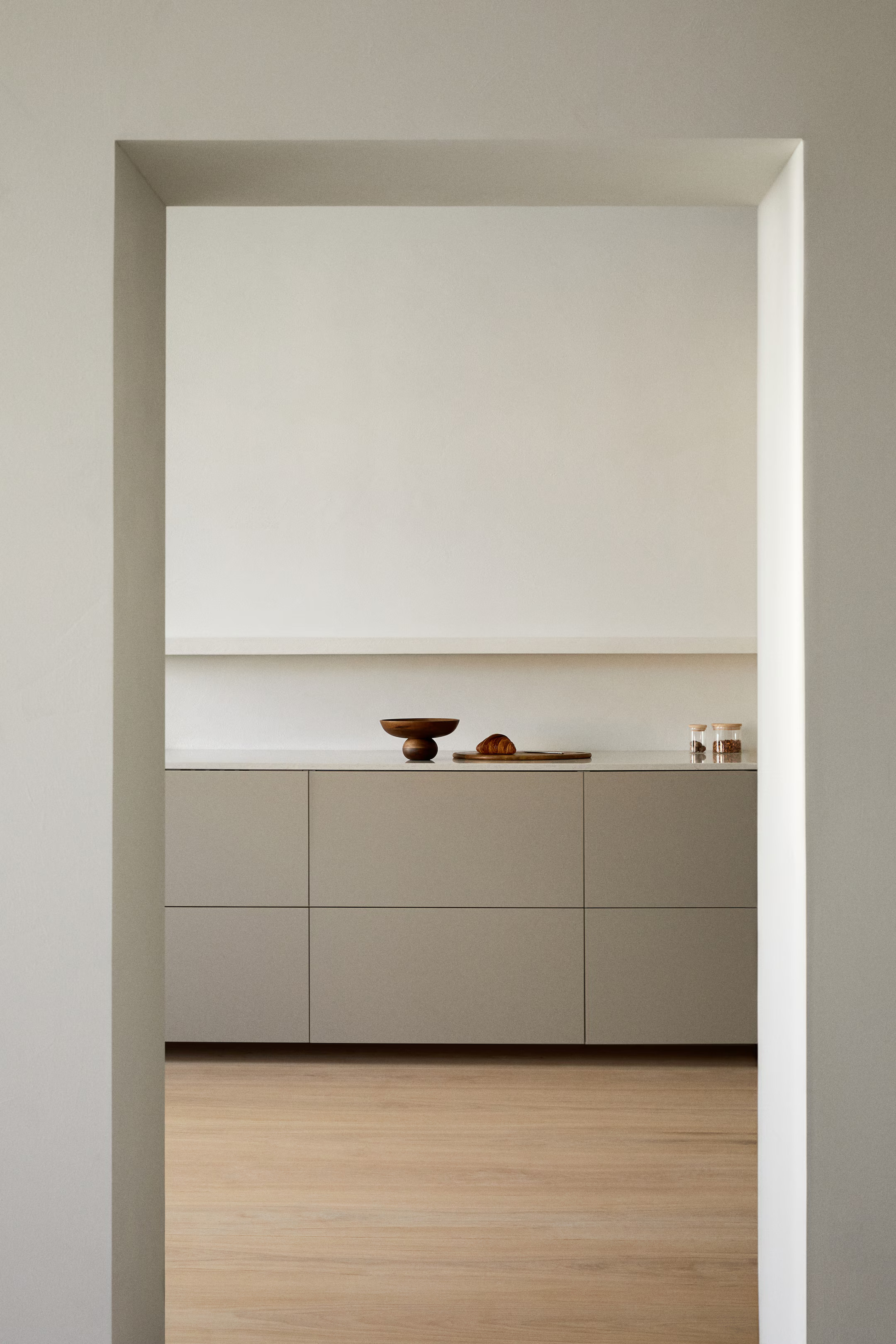 Footed wooden bowl - Brown - Home All | H&M GB | H&M (UK, MY, IN, SG, PH, TW, HK)