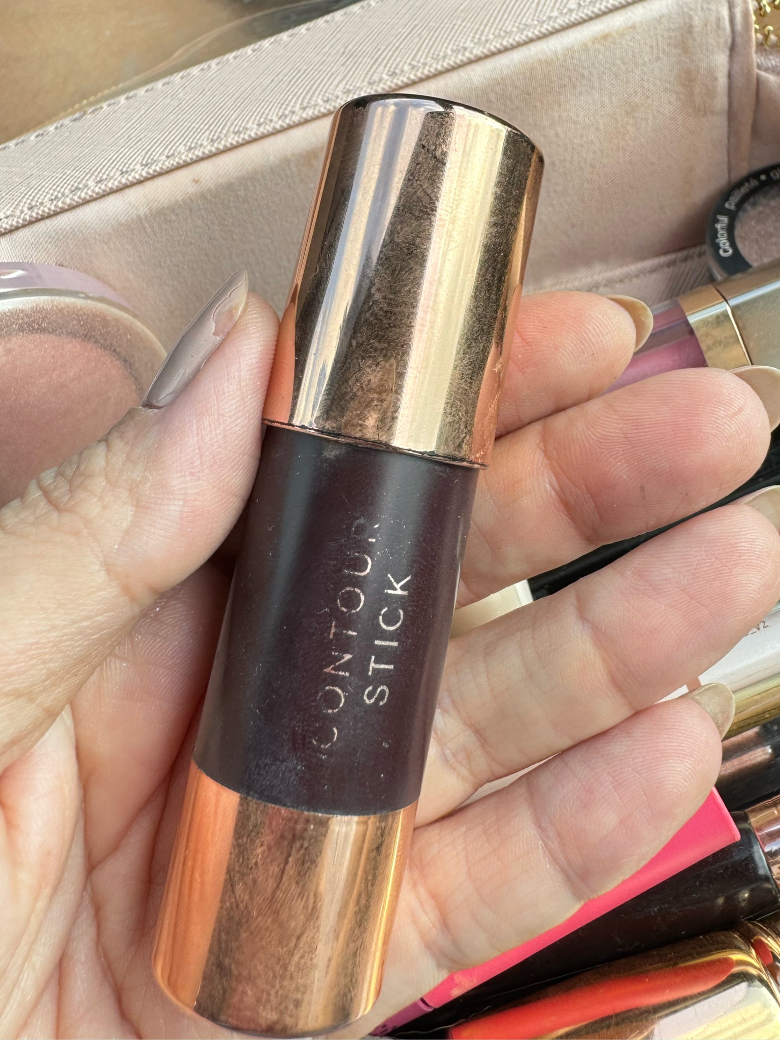 Contorno em bastão é mais prático de passar e dá para espalhar com o dedo mesmo. Eu uso a cor caramel que tem o fundo mais frio. 

#LTKbrasil #LTKbeauty #LTKover40