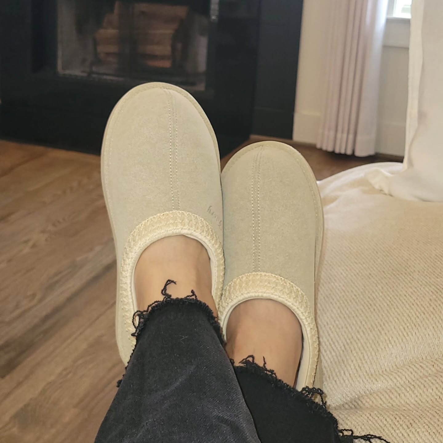 Días fríos, pies calentitos y cero ganas de quitármelas 🤎
Suaves, cómodas y tan bonitas que combinan con todo. El detalle cozy que no sabía que necesitaba ✨🧸

#fitoryshoes #InviernoCozy #ComodidadDiaria #EstiloEnCasa #AmazonFavorites #HomeVibes

#LTKmomlife #LTKU #LTKdayinmylife