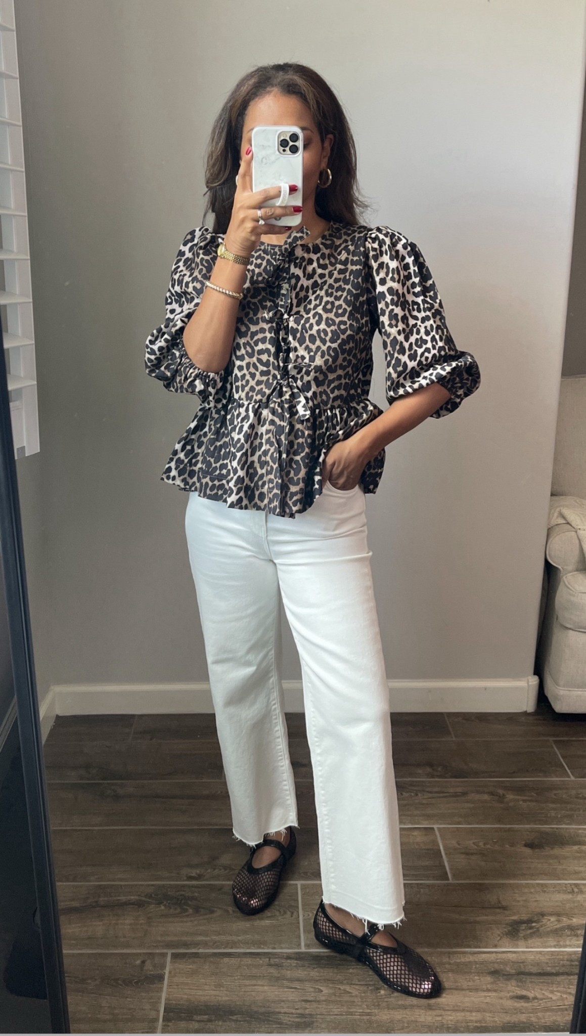 Today’s OOTD. Top is a small. Runs large so stay TTS. Jeans are old but I will link similar 

#ltkfindsunder50 #ltkfindsunder100 #ltksalealert