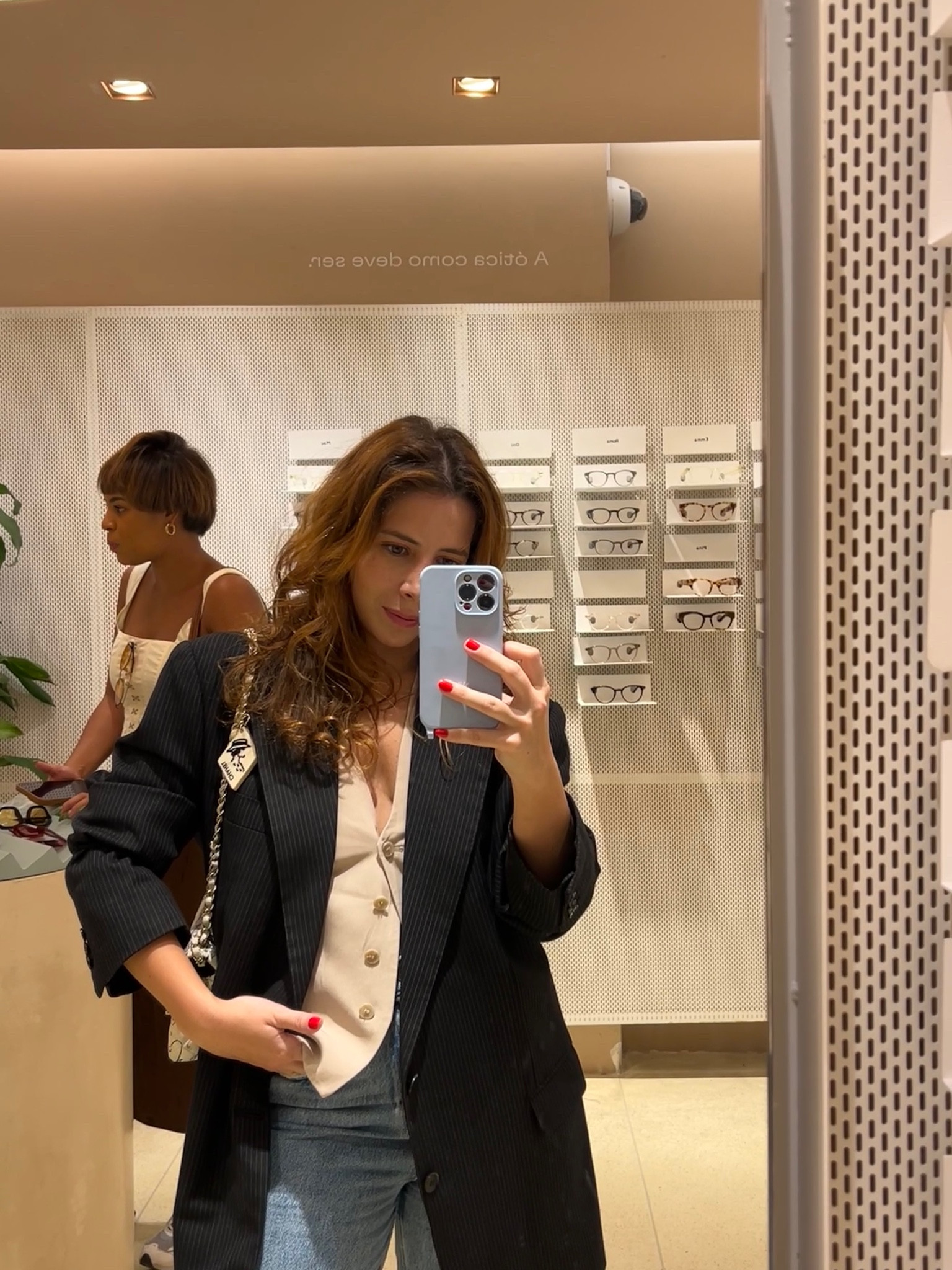 Esse é post para dividir minha obsessão por coletes, eu estou completamente apaixonada por essa tendência há tempos. Uso tanto em looks mais formais com blazer como o da foto, como com jeans, conjunto calça e colete, com saia e por ai vai, recomendo demais investir nessa peça para seu guarda roupa. 

#LTKbrasil