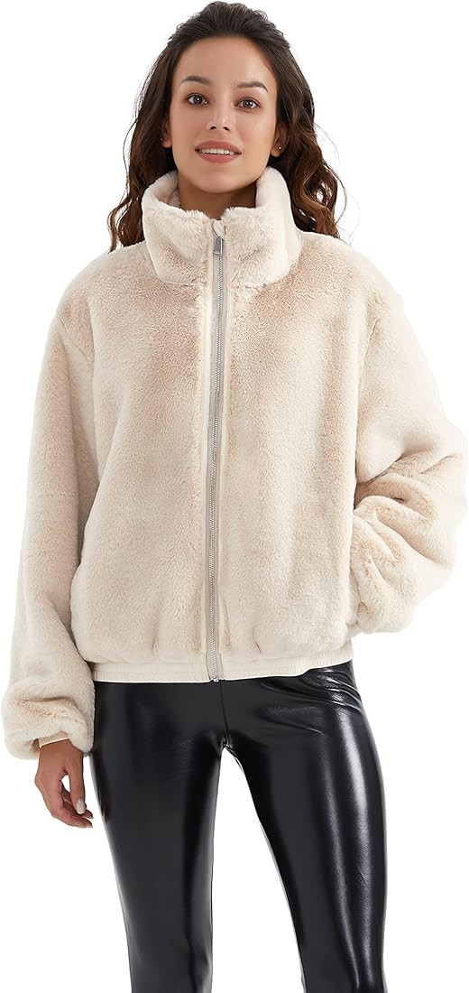 Orolay Women's Faux Fur Winter Jacket Zip Up Sherpa Coat Fuzzy Fleece Cropped Jacket | Amazon (US)