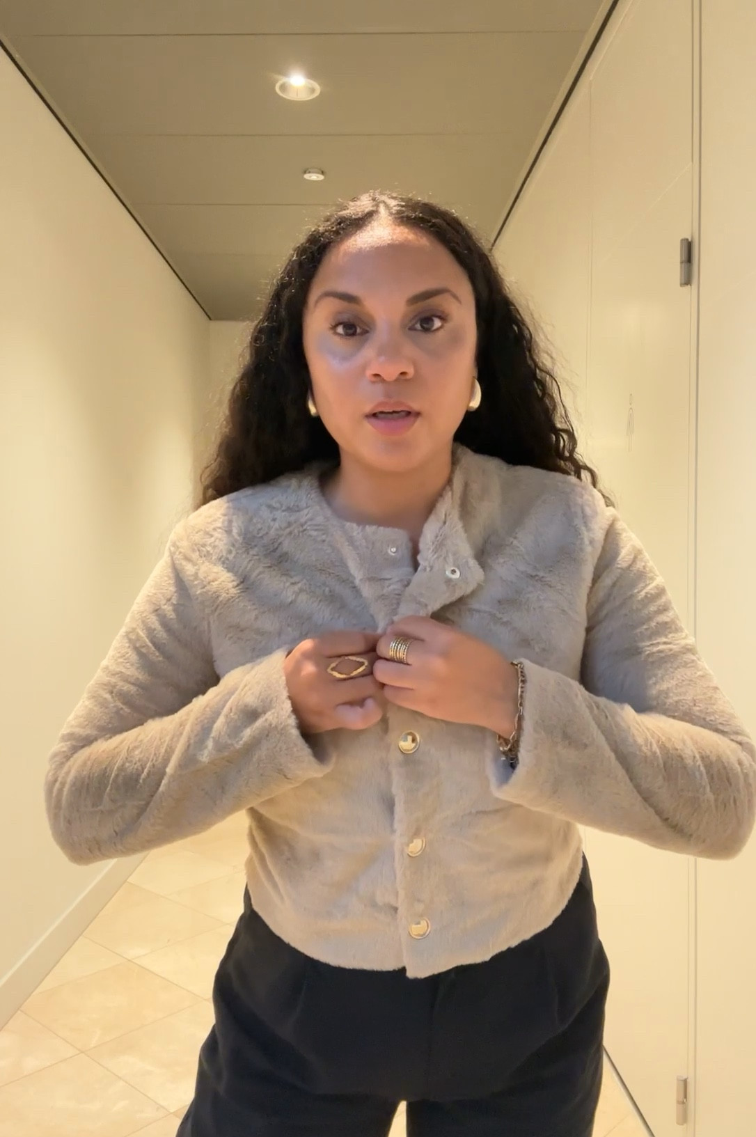 Velvet Vest Size S (no stretch) 
Utility pants size 40 (no stretch, high waist)
Top size S
Sneakers New balance 9060 

#LTKautumn #LTKnederlands #LTKstyletip