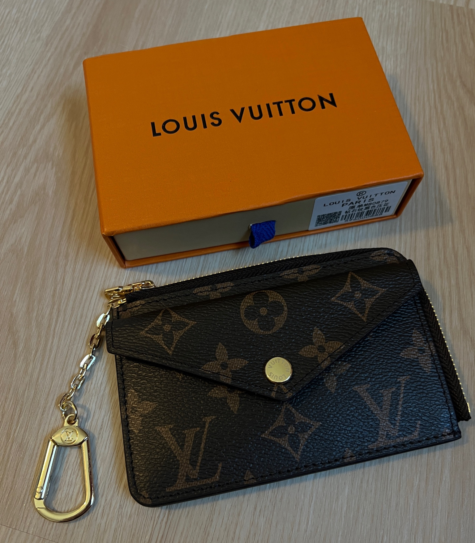 Verso terso keychain wallet $50. 3 card slots in the back. Envelope closure for cash in front and middle zipper. 
