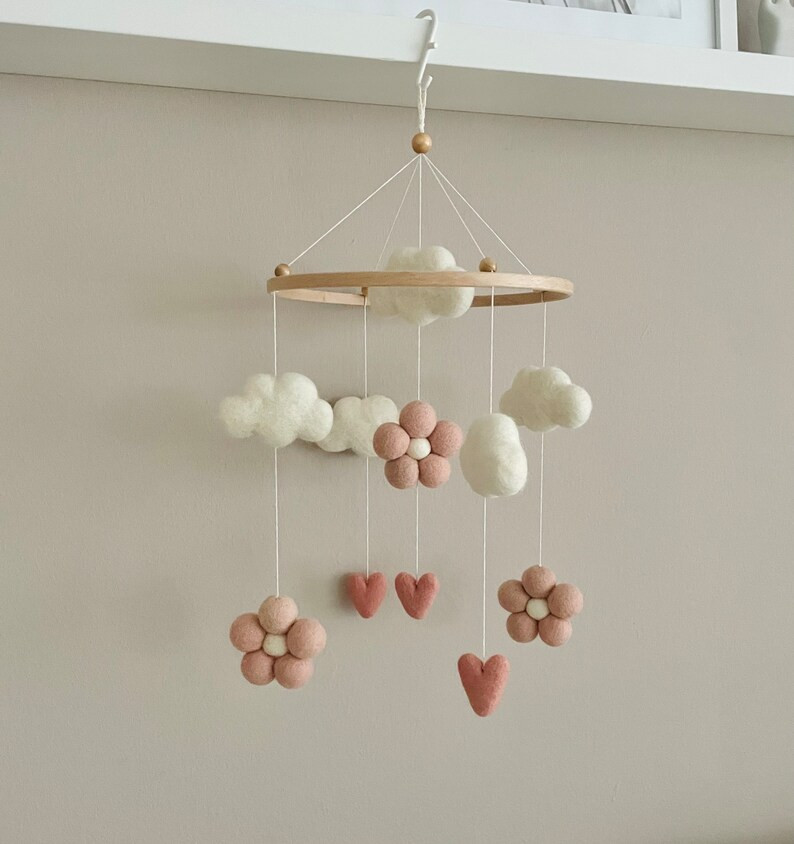 Baby Mobile aus Filzkugeln,Herzchen und Filzwolken Wolken /Baby Mobile Filz/Babybett Mobile/Babyz... | Etsy (FR)