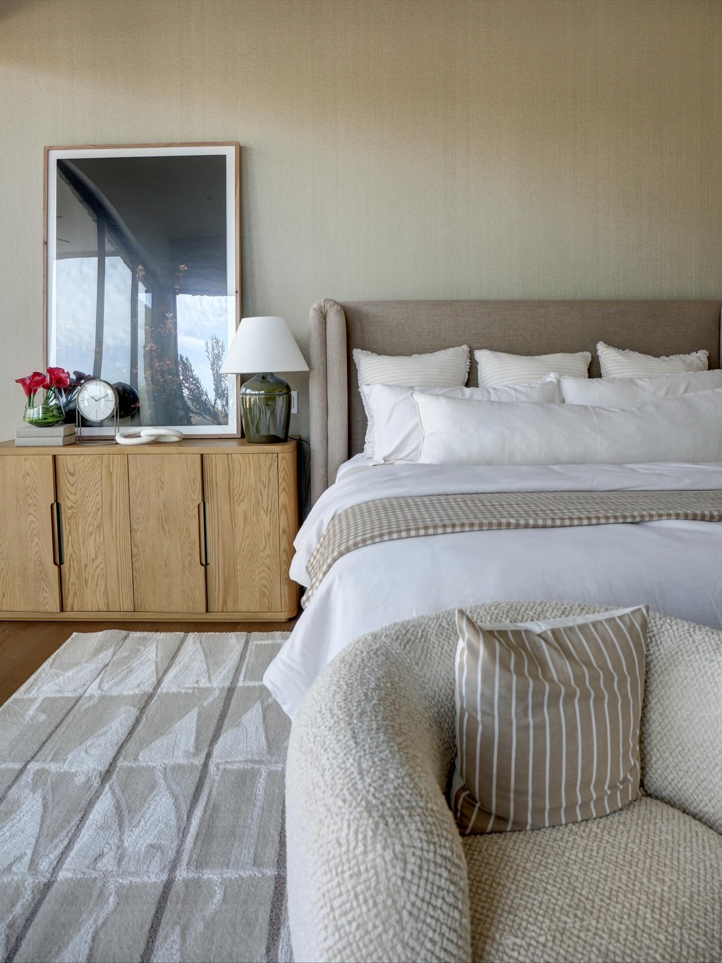 Primary suite details. ✨

Suit & Tie
Built by @traviscustomhomes 
Interior design + staging us @kozidesigner 
Developer @vasbinderdevelopment 
Architect @phxarch 
Photos by @pearlblossomphotography 

#bedroominspo #bedroomideas #bedroomdecor