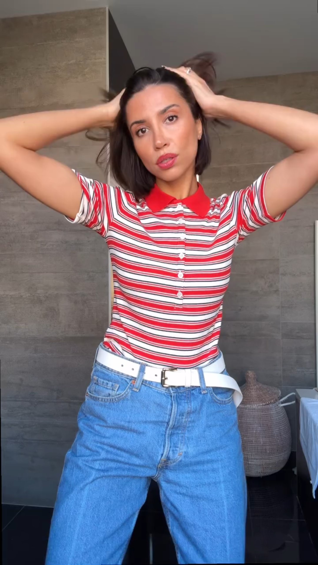 How I style my striped red polo shirt❣️ 
A pair of denim to make it casual, a pair of heels to make it feminine, touches of white (belt and bag) and touches of red (lipstick, shoes) to match the shirt. What do you think?🫶🏻