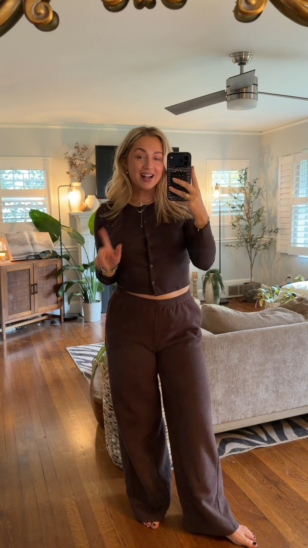 Obsessed with these new items from Vuori! These sweatpants are so buttery soft and cozy, perfect for fall!! And this cardigan is so adorable with it but would also be so cute styled with a workout set! Wearing a medium in both. #vuoripartner @vuoriclothing 