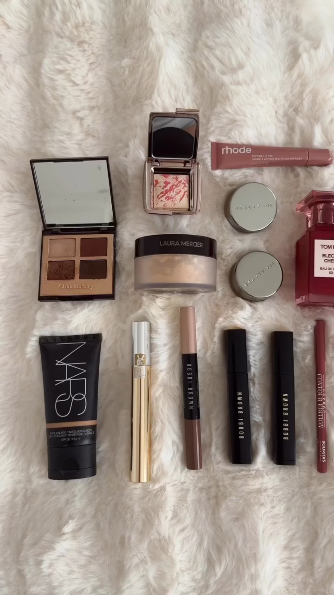 Hi British @Vogue, I’m Monica and this is currently whats in my bag.
@charlottetilbury quad palette
@hourglasscosmetics Cosmetics ambient lighting blusher
@yslbeauty mascara
@narsissist tinted moisturiser @bobbibrownuk cream shadow stick duo
#bobbibrown concealer
@beautypie concealer @rhode skin lip tint
@tomfordbeauty electric cherry
@BourjoisParis contour lip pencil in peanut butter*