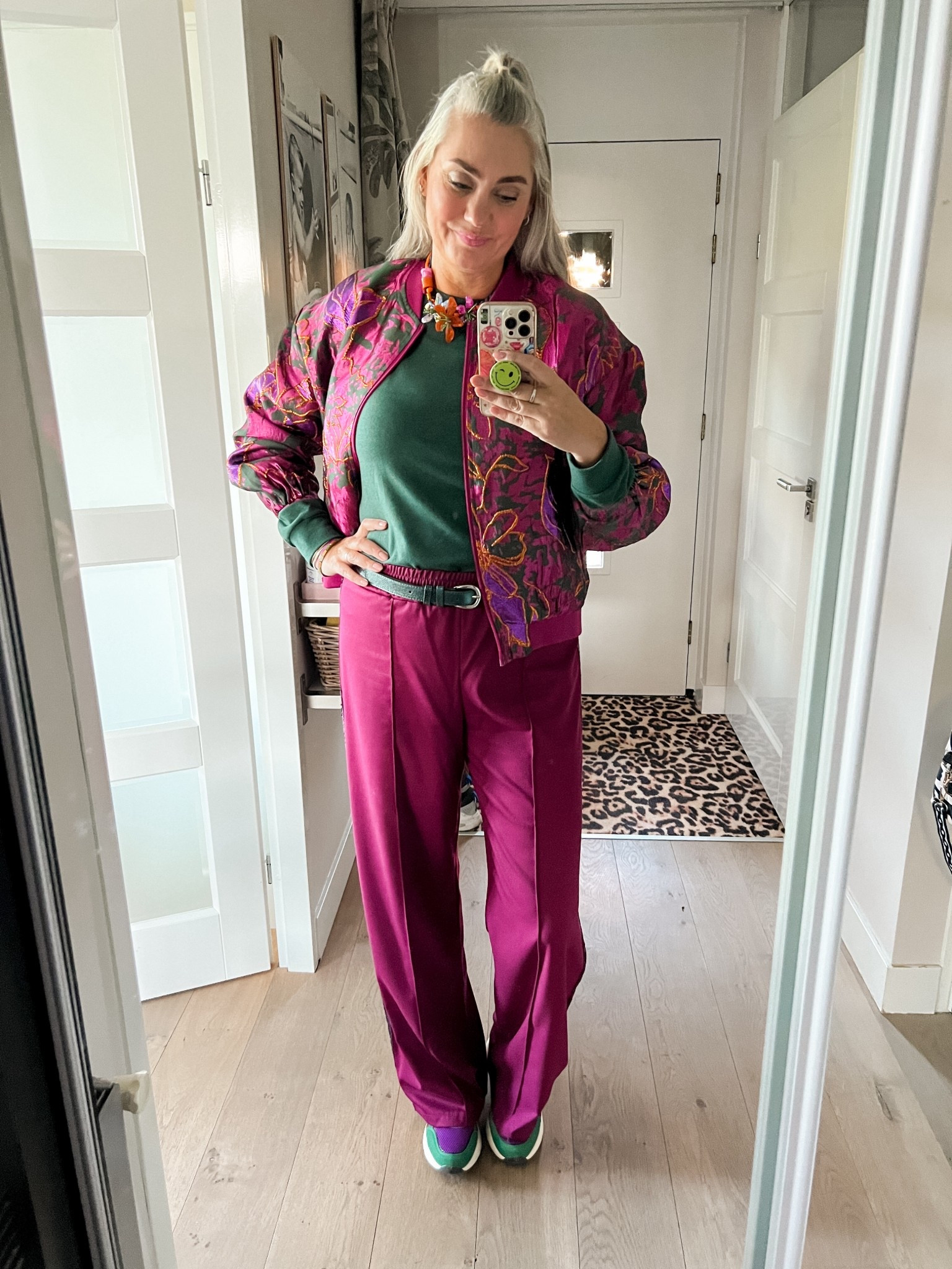 OOTD - burgundy tall broek (https://most-wanted-nl.mtpc.se/5690221, L), groene, dunne fleece trui (L, valt ruim), jasje is van een lokale boetiek. Sneakers zijn van Scapino van vorig jaar. 



#LTKeurope #LTKstyletip #LTKnederlands