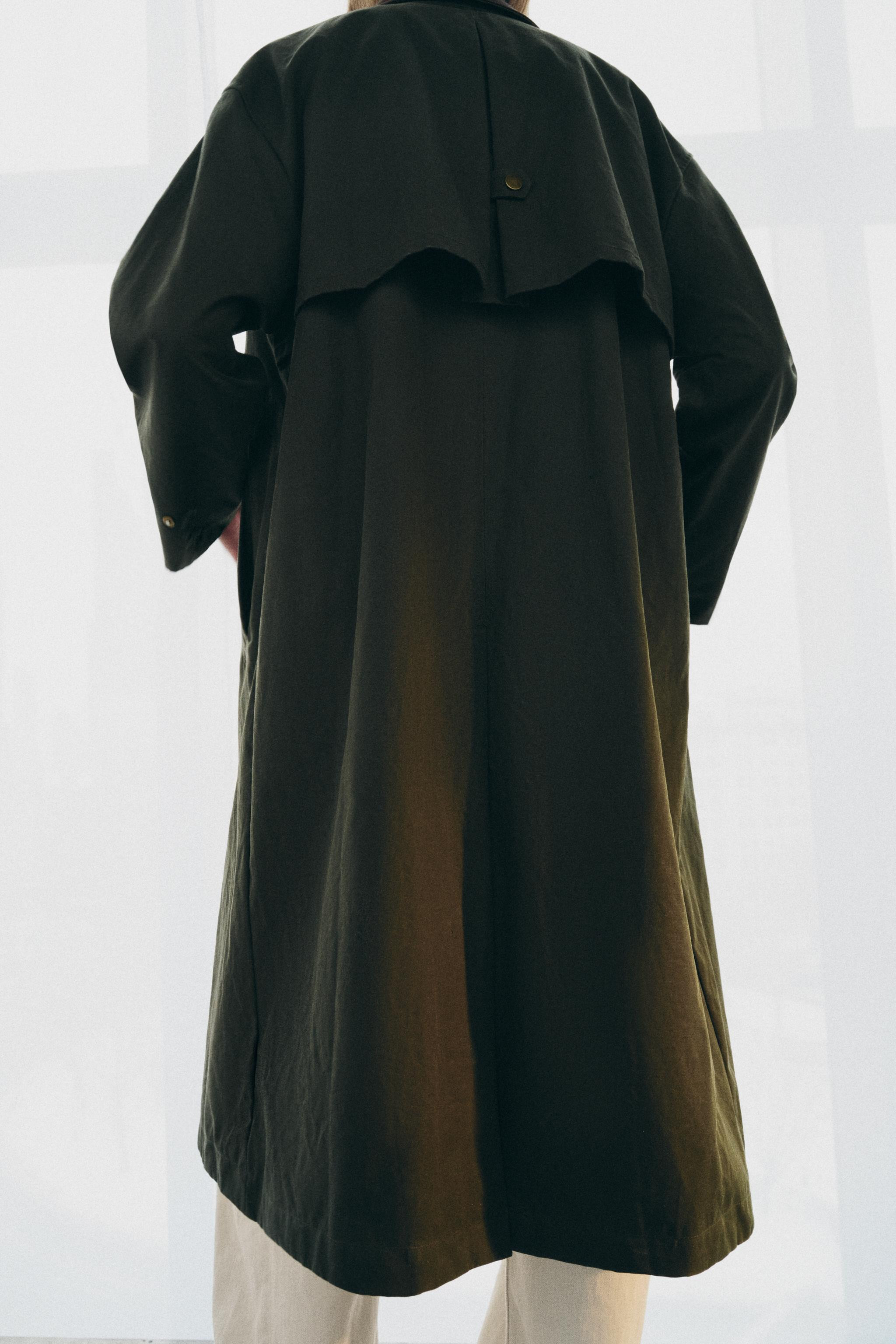 OVERSIZE-TRENCHCOAT MIT KONTRASTIERENDEM LEDERKRAGEN ZW COLLECTION | Zara DE