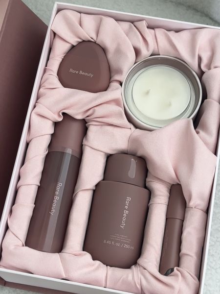 the new rare beauty ‘find comfort’ line is stunning ✨ 

gifted, body care, lotion, cream, fragrance mist, aromatherapy pen, lemon zest, cashmere wood, jasmine 