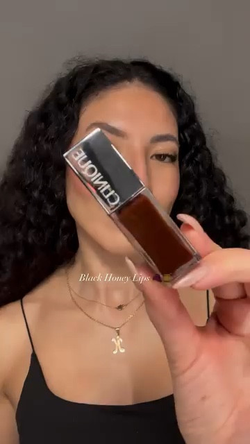 Black honey lips with @cliniqueuk 🍇 for a perfect Burgundy Makeup Look 🤍. 

*gifted

#makeup #burgundy #lipoil #grwm #skincare