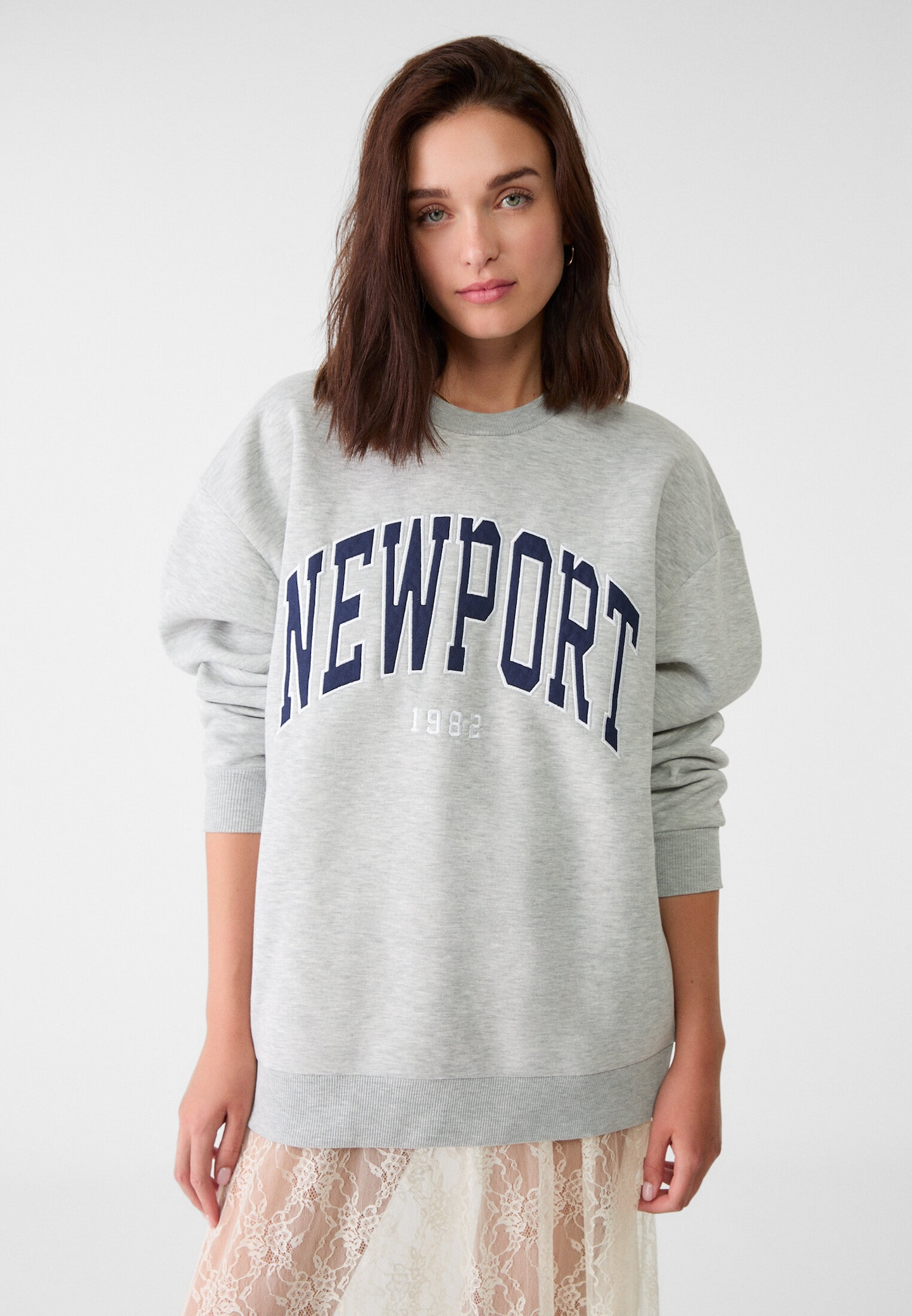 Embroidered oversized sweatshirt - Women's fashion | Stradivarius United Kingdom | Stradivarius (UK)