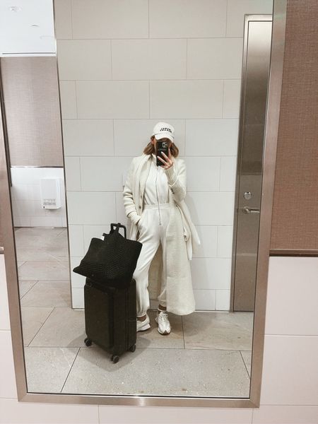 My favorite travel outfit. So simple and comfortable for a plane ride! #cellajaneblog #travel #ootd

#LTKtravel #LTKstyletip