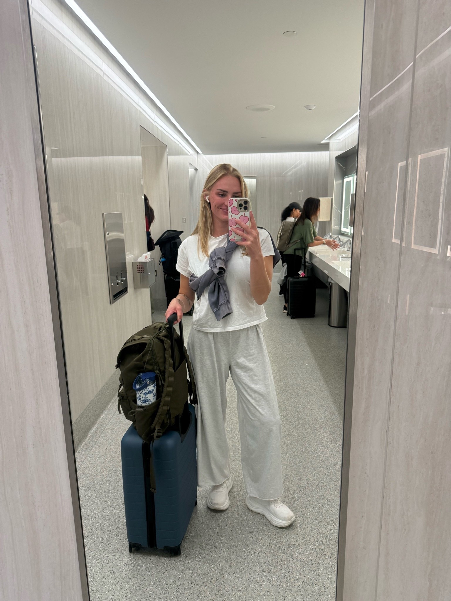Finally locked down my travel fit ✈️
Pants made from HEAVEN. Also really REALLY love my luggage. Especially my backpack. So many pockets