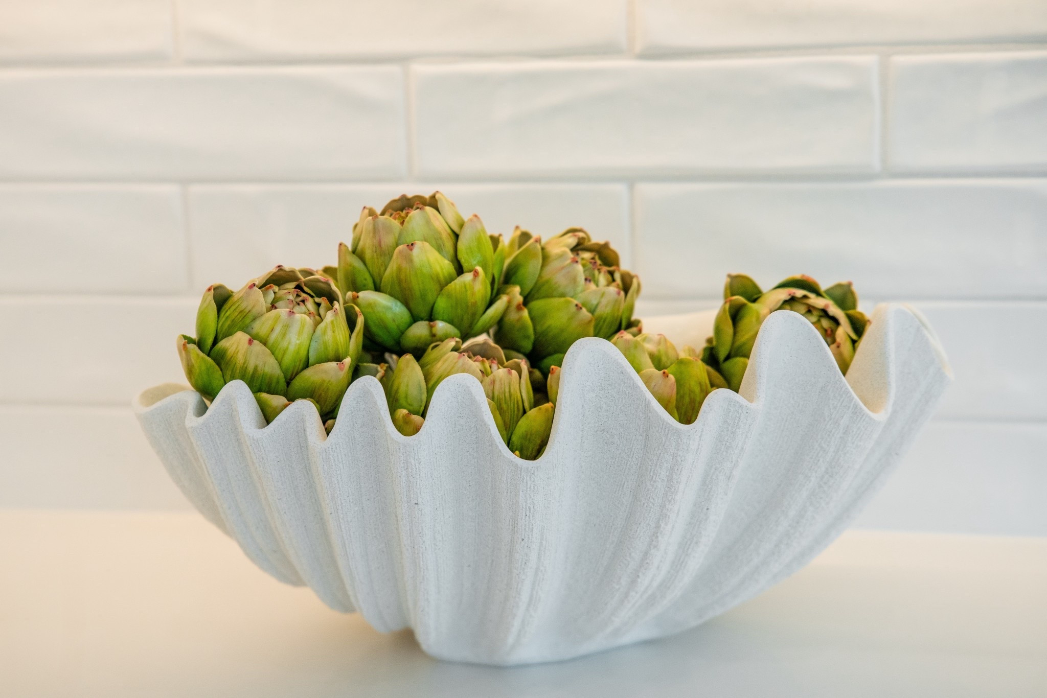 A little coastal moment for the kitchen. Shell bowl styled with faux artichokes for an effortless, always-fresh look. 🐚🌿