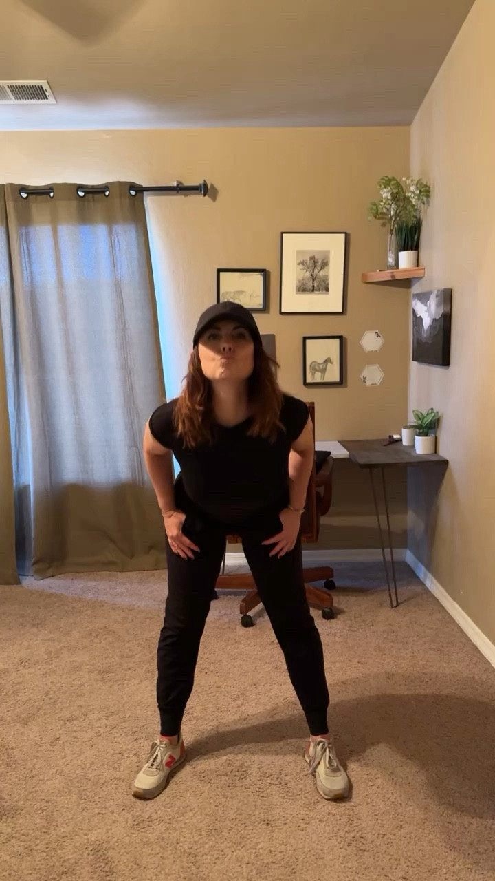 New Years Workout Style 
.
.
.
.
.
.
.
.
.
.
.
Black hat
Black shirt 
Black pants
Jogger
Workout style 
Workout Outfit 
Nike shoes
Sneakers 
Lulu 
Fitness 
Black outfit 


#LTKfitness