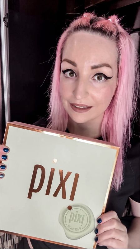 New products from @pixibeauty 💚🌱 #pixipartner 
My favorite is the H20 skinveil setting powder! It makes such a difference in my foundation😍✨ Excited to try the flawless beauty primer too. & the makeup fixing spray. Which product would you try?⚡️

Shop 🔗 on my LTK 🖤

#pixibeauty 

#LTKbeauty