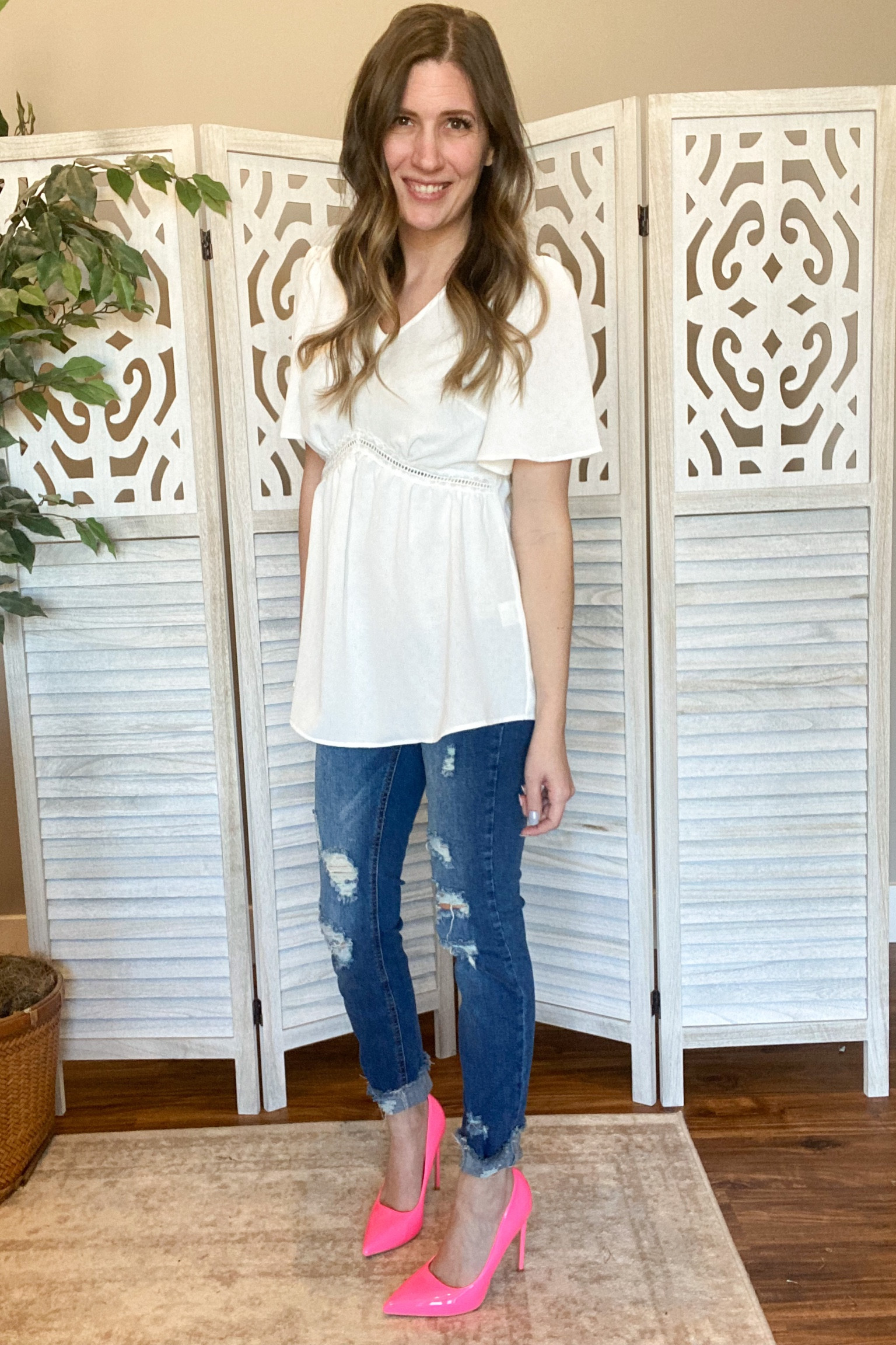 Gotta love an outfit with a nice statement shoe 🤩
Spring outfit, summer outfit, pink shoes, pink heels, distressed jeans, skinny jeans, Amazon 