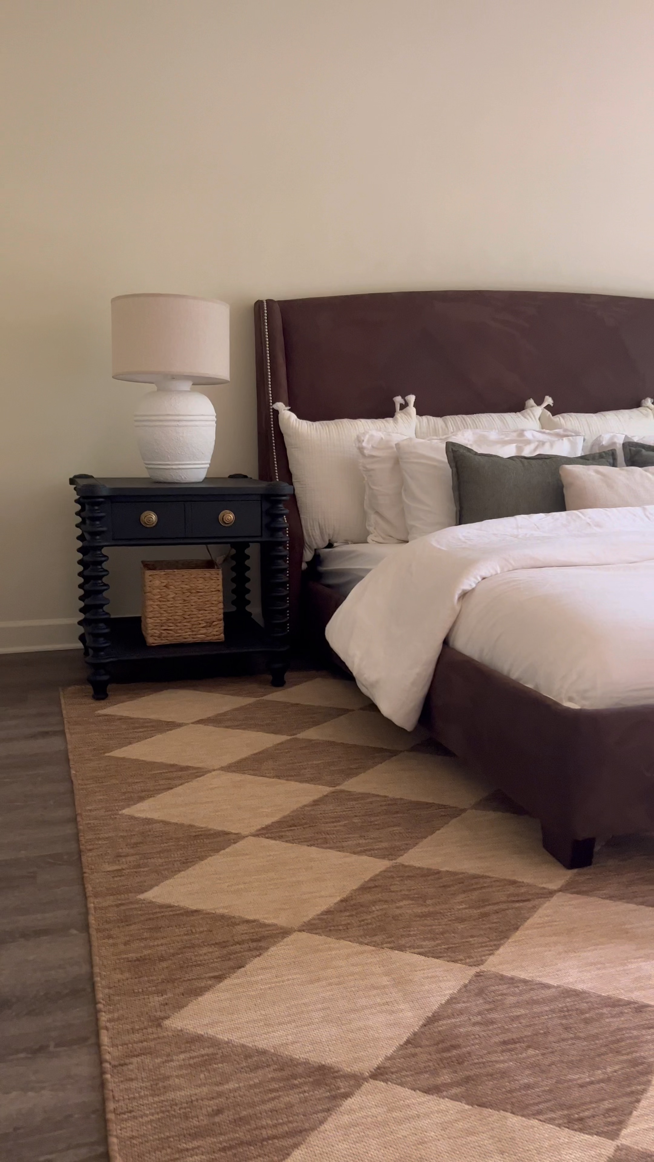 How to makeover your bedroom on a budget! #roommakeover #rugs #bedrooms #bedroomdecor #lamps